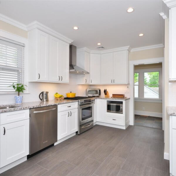 Ice White Shaker Half | CabinetSelect.com
