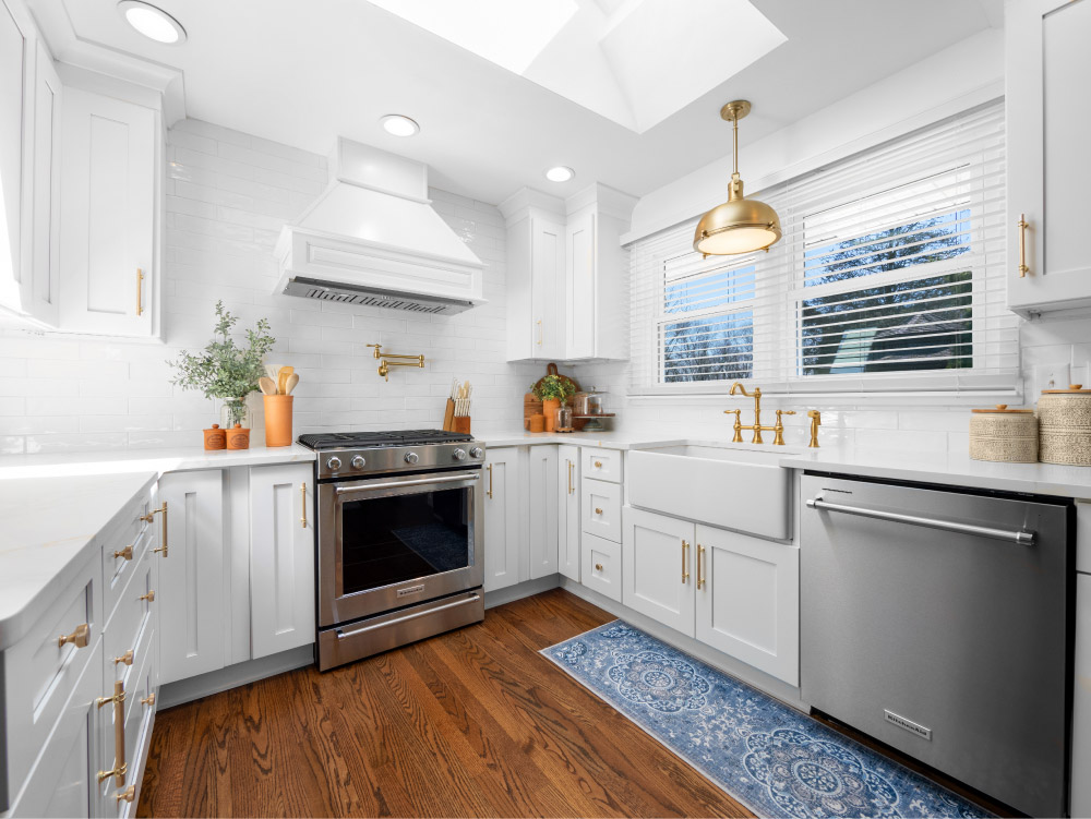 Pristine Shaker White Kitchen | Kitchen Design Inspiration | Cabinetselect.com