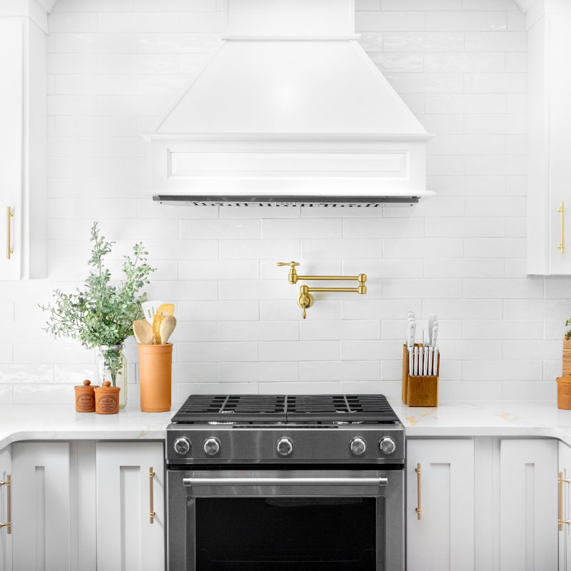 Ice White Shaker Kitchen Close Up | CabinetSelect.com